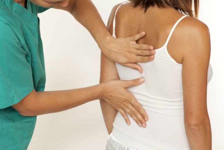 Examen du dos pour des douleurs sous l'omoplate gauche