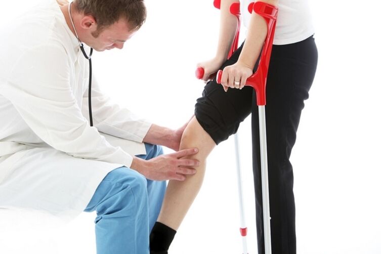 Inspection du genou d'un patient atteint d'arthrose de l'articulation du genou